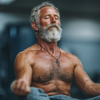 Літні люди займаються йогою на природі